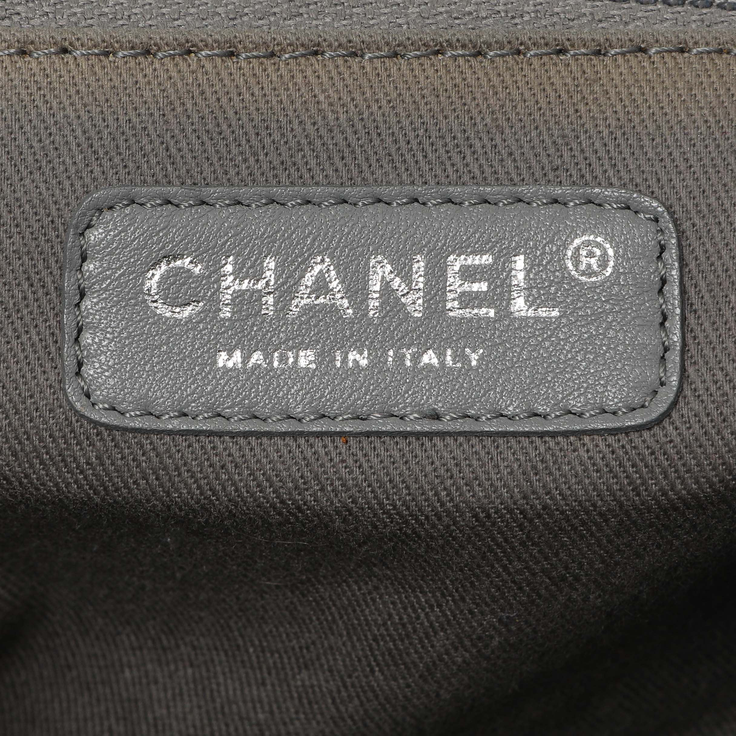 Chanel Black Iridescent Quilted Calfskin Sea Hit Tote - Image 9