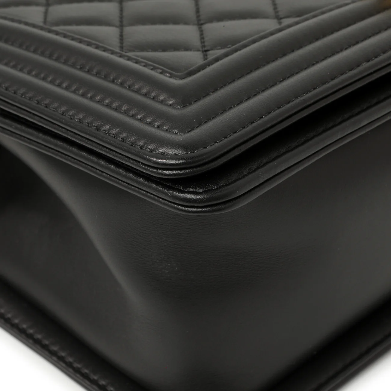 Chanel Black Quilted Calfskin Medium Boy Bag - Image 5