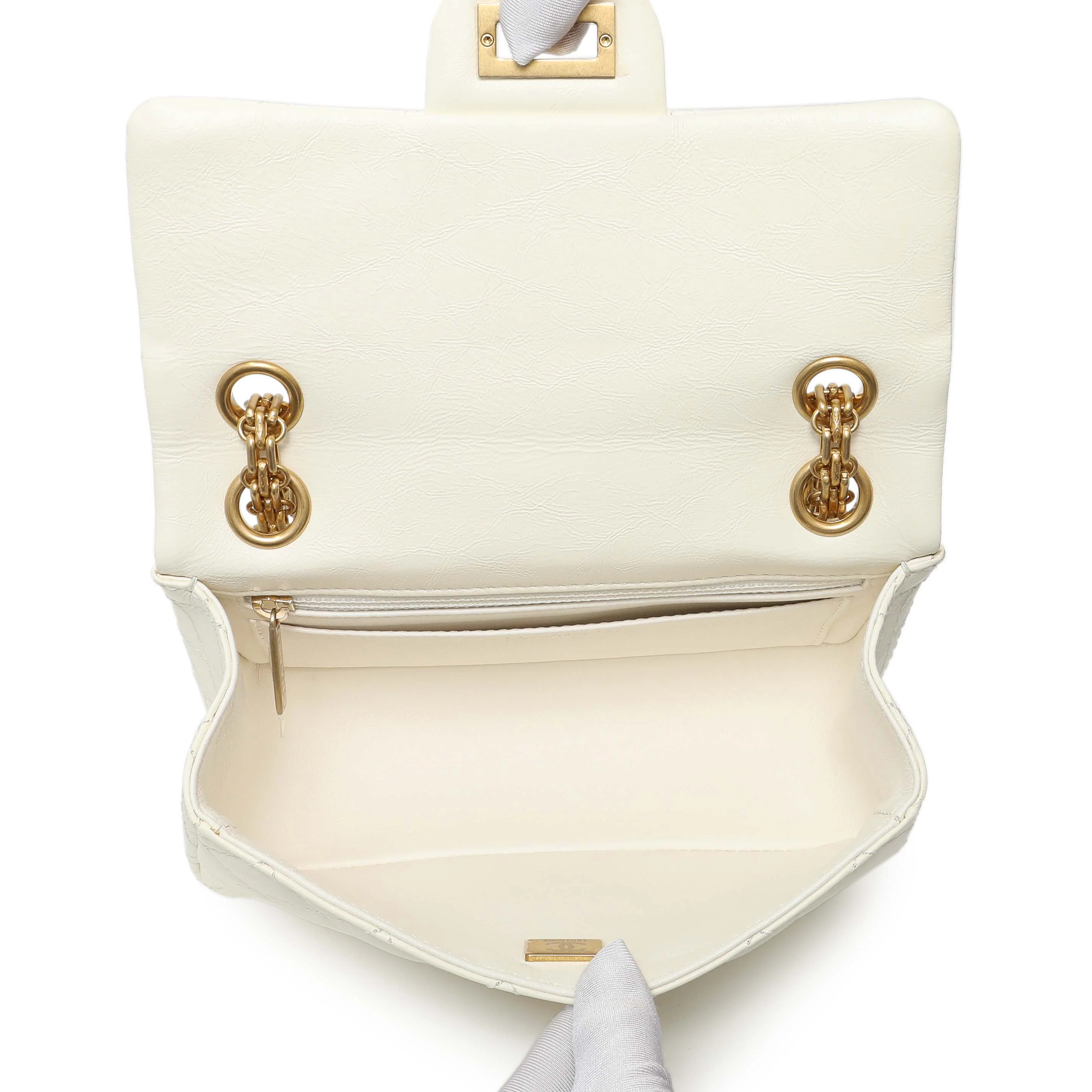 Chanel White Quilted Aged Calfskin 2.55 Reissue Flap 224 - Image 4