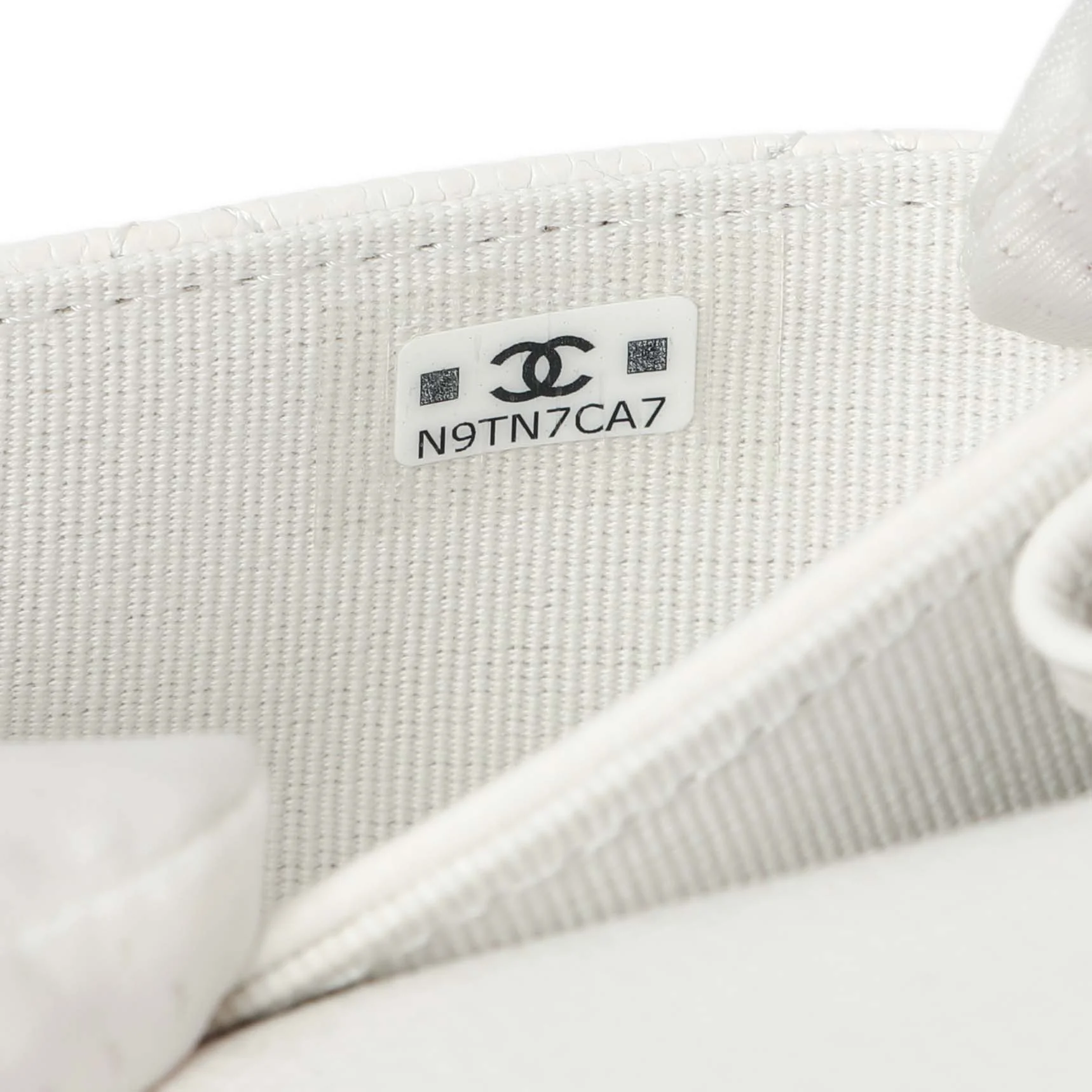 Chanel White Quilted Caviar Flap Card Holder - Image 7