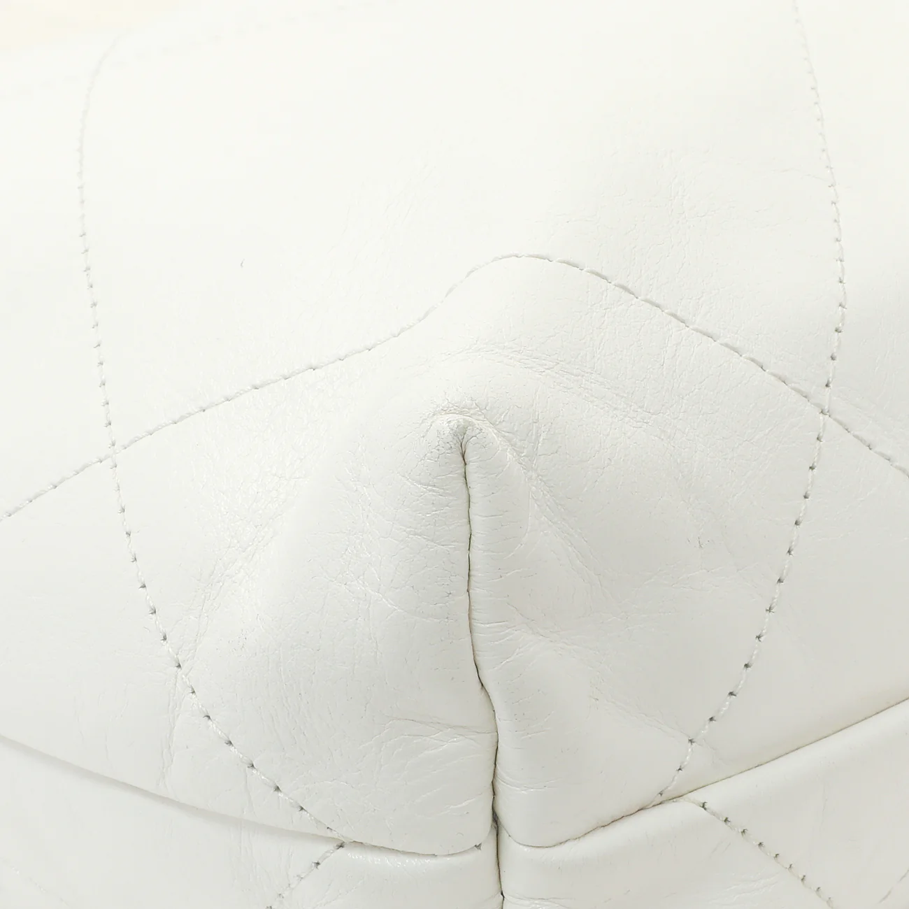 Chanel White Shiny Quilted Calfskin Small Chanel 22 - Image 4