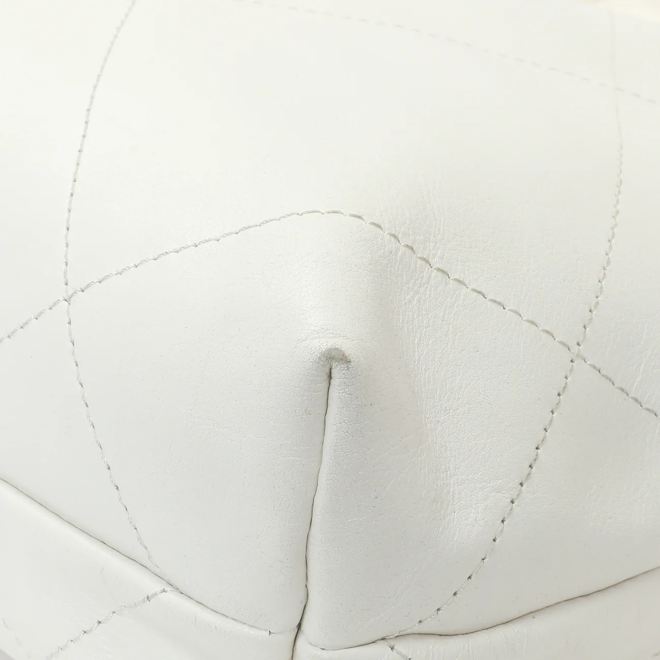 Chanel White Shiny Quilted Calfskin Small Chanel 22 - Image 5