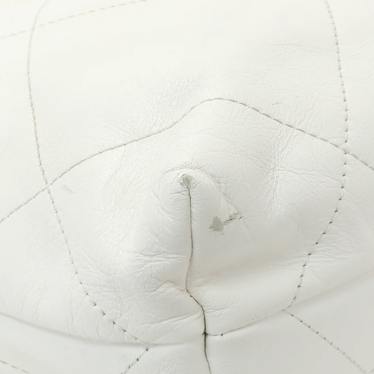 Chanel White Shiny Quilted Calfskin Small Chanel 22 - Image 6