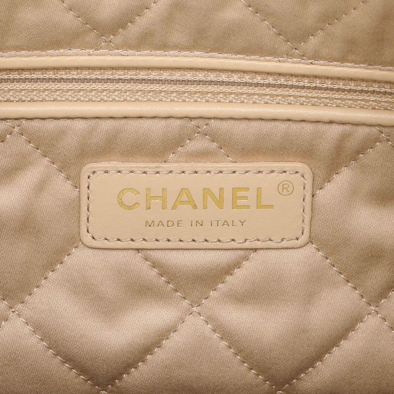 Chanel White Shiny Quilted Calfskin Small Chanel 22 - Image 9