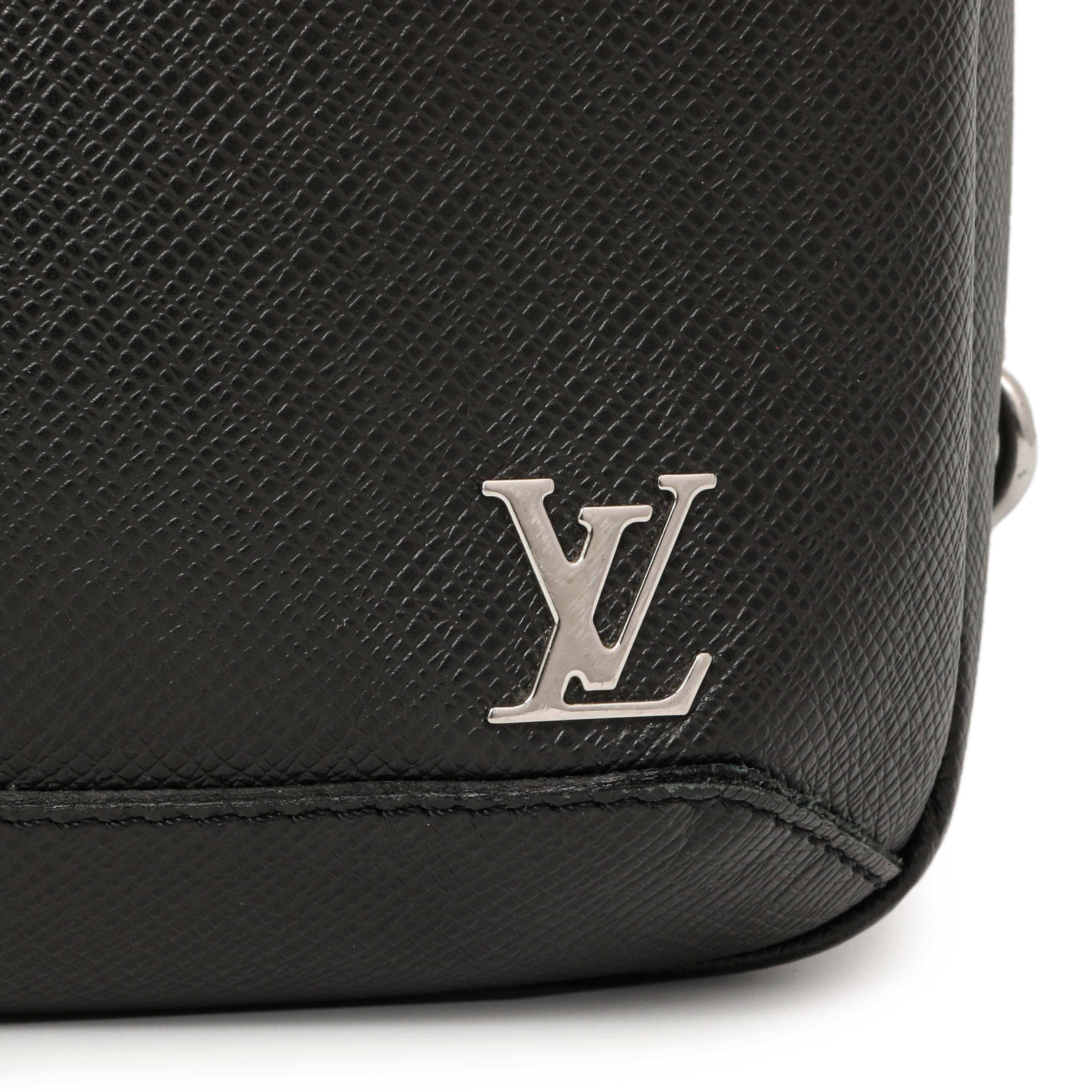 Louis Vuitton Black Taiga Avenue Sling - Image 6