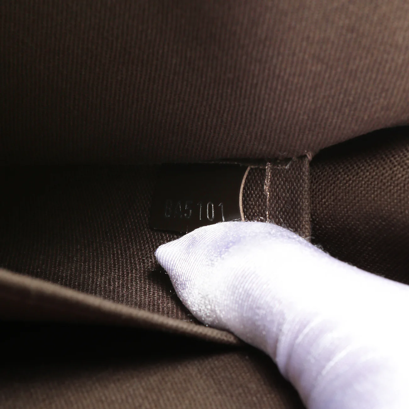 Louis Vuitton Brown Taiga Andrei Messenger - Image 10