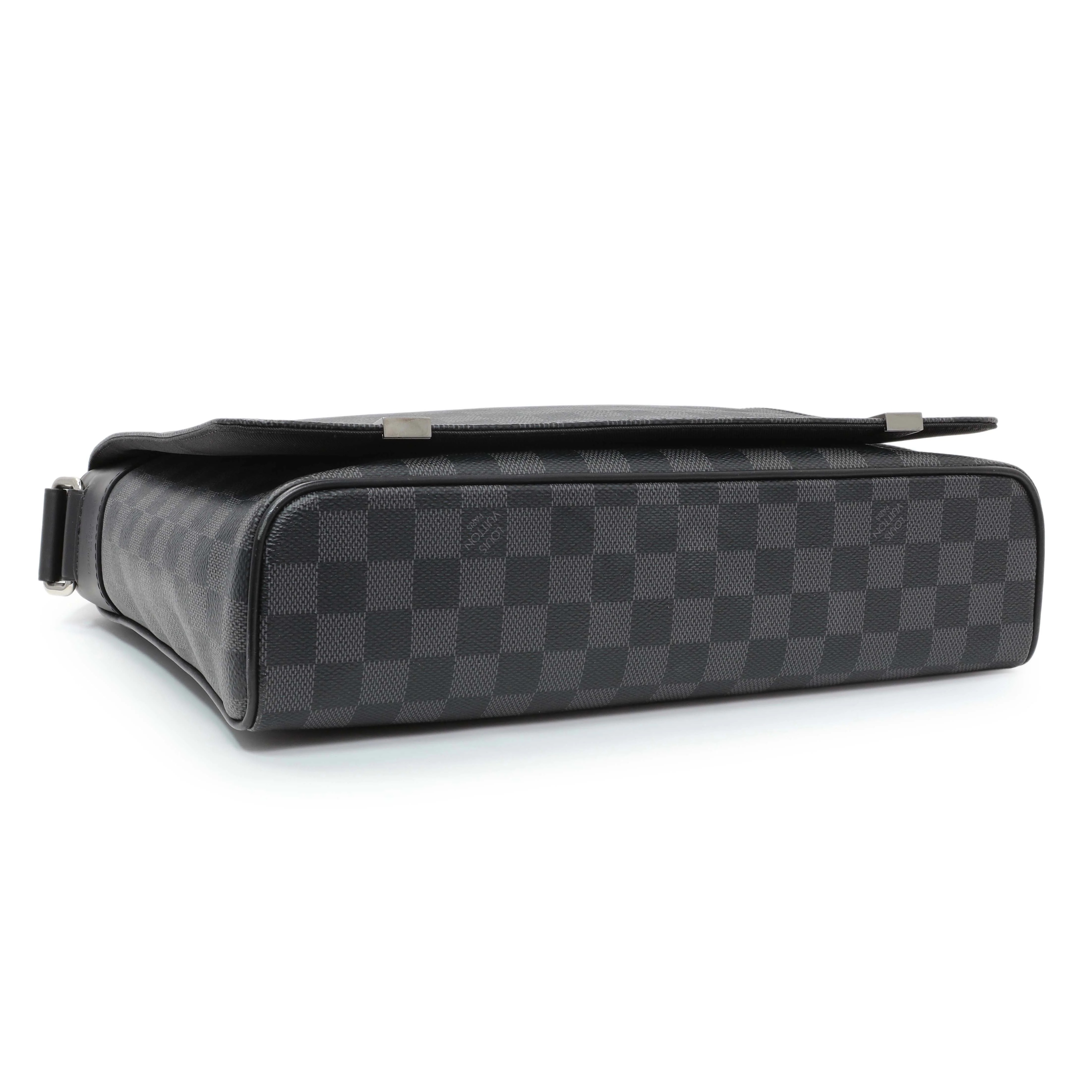 Louis Vuitton Damier Graphite District Messenger - Image 3