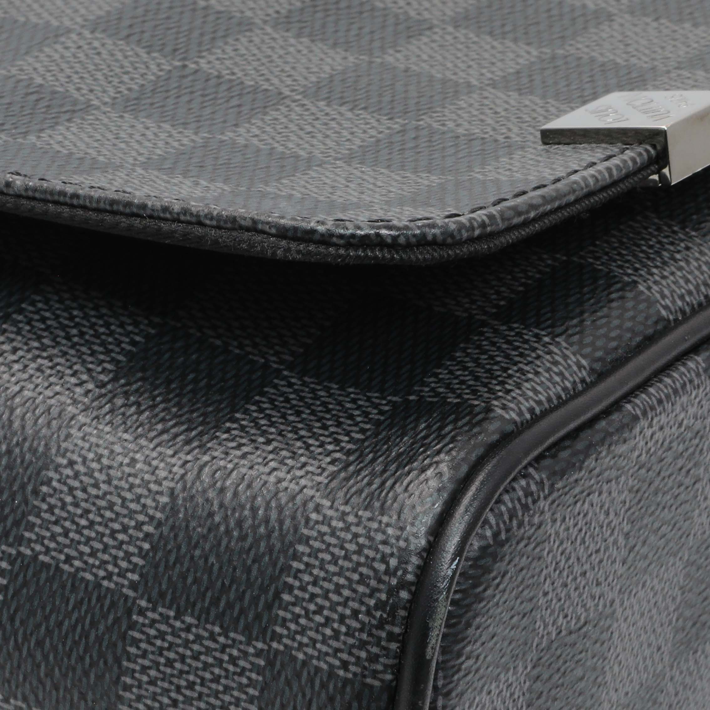 Louis Vuitton Damier Graphite District Messenger - Image 4