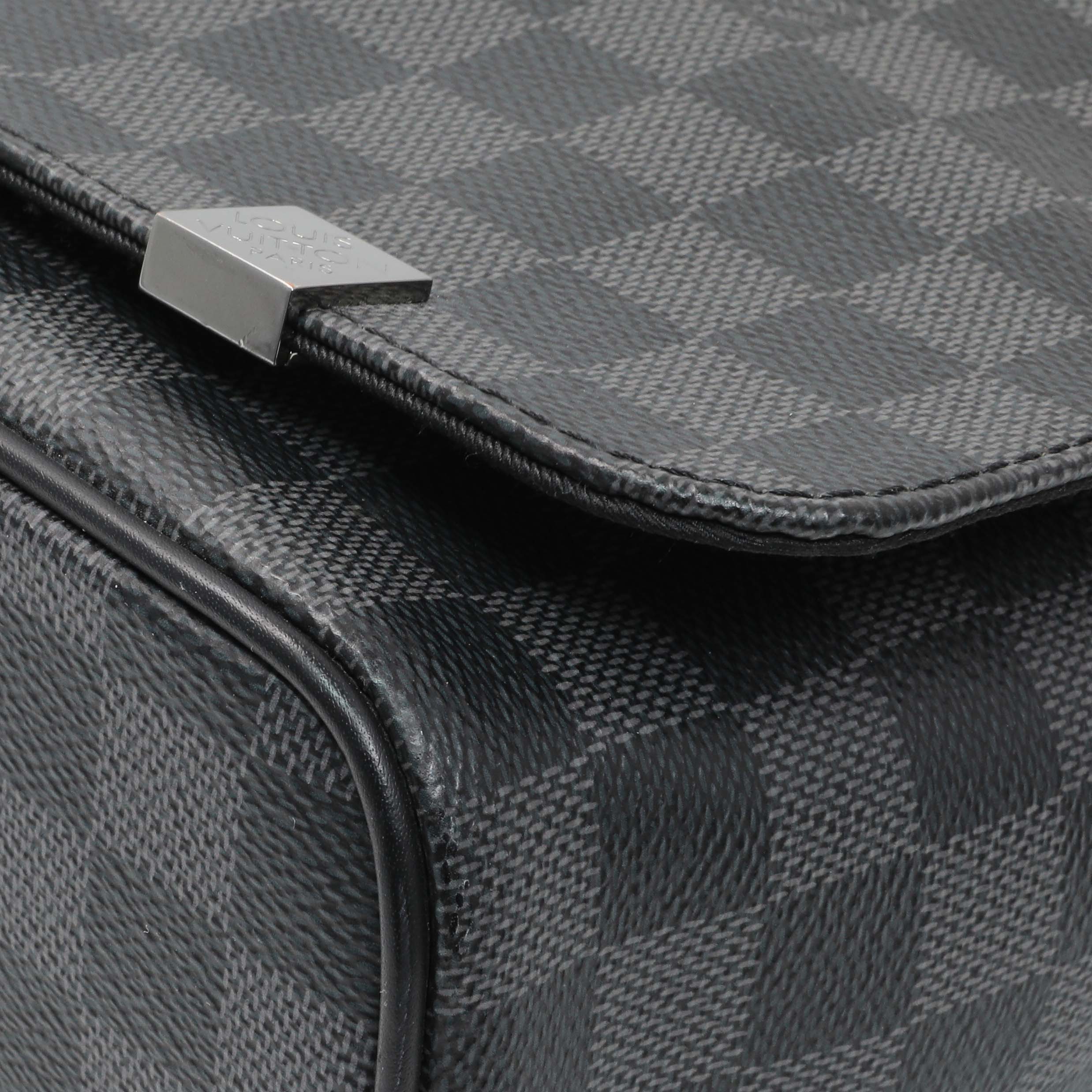 Louis Vuitton Damier Graphite District Messenger - Image 5