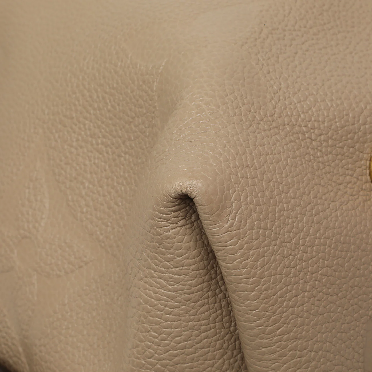 Louis Vuitton Tourterelle Empreinte Monogram Giant Carryall MM - Image 7